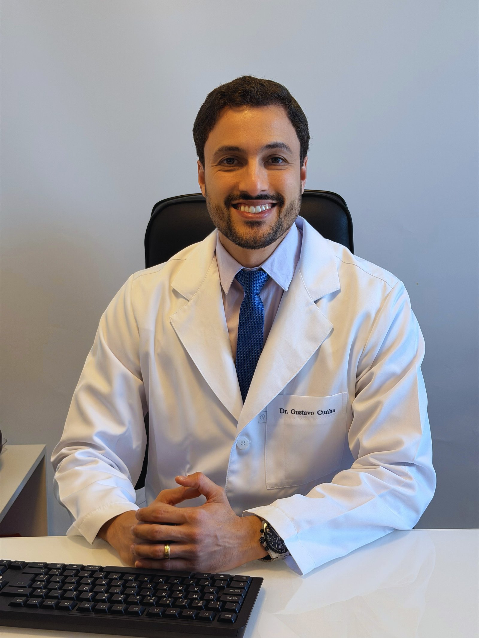 Dr. Gustavo Cunha em consulta no consultório